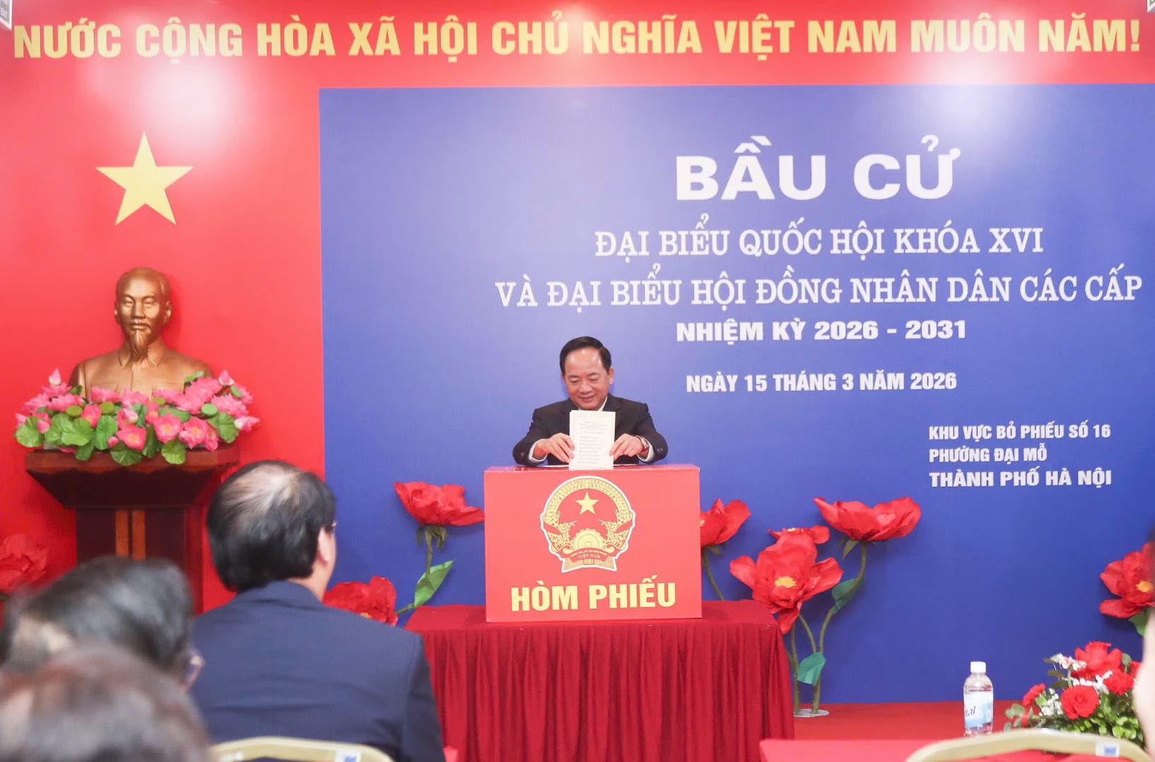 Mr. Trinh Van Quyet - Member of the Politburo, Secretary of the Party Central Committee, Head of the Central Propaganda and Mass Mobilization Commission - was present at the Regional Election Team No. 16, Dai Mo ward (Hanoi City) to conduct voting to elect National Assembly Deputies of the 16th term and People's Council Deputies for the 2026-2031 term. Photo: Dang Tien
