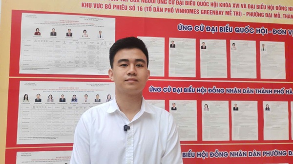 Cử tri Đỗ Hoàng An – cử tri trẻ tuổi nhất tại Tổ bầu cử khu vực số 16, phường Đại Mỗ. Ảnh: Minh Hạnh 