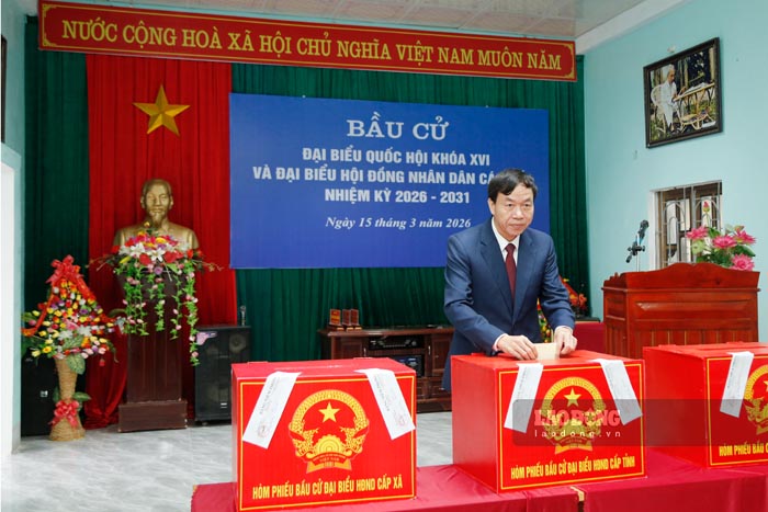 Mr. Le Van Luong - Chairman of Dien Bien Provincial People's Committee directly votes in Thanh Yen commune. Photo: Quang Dat