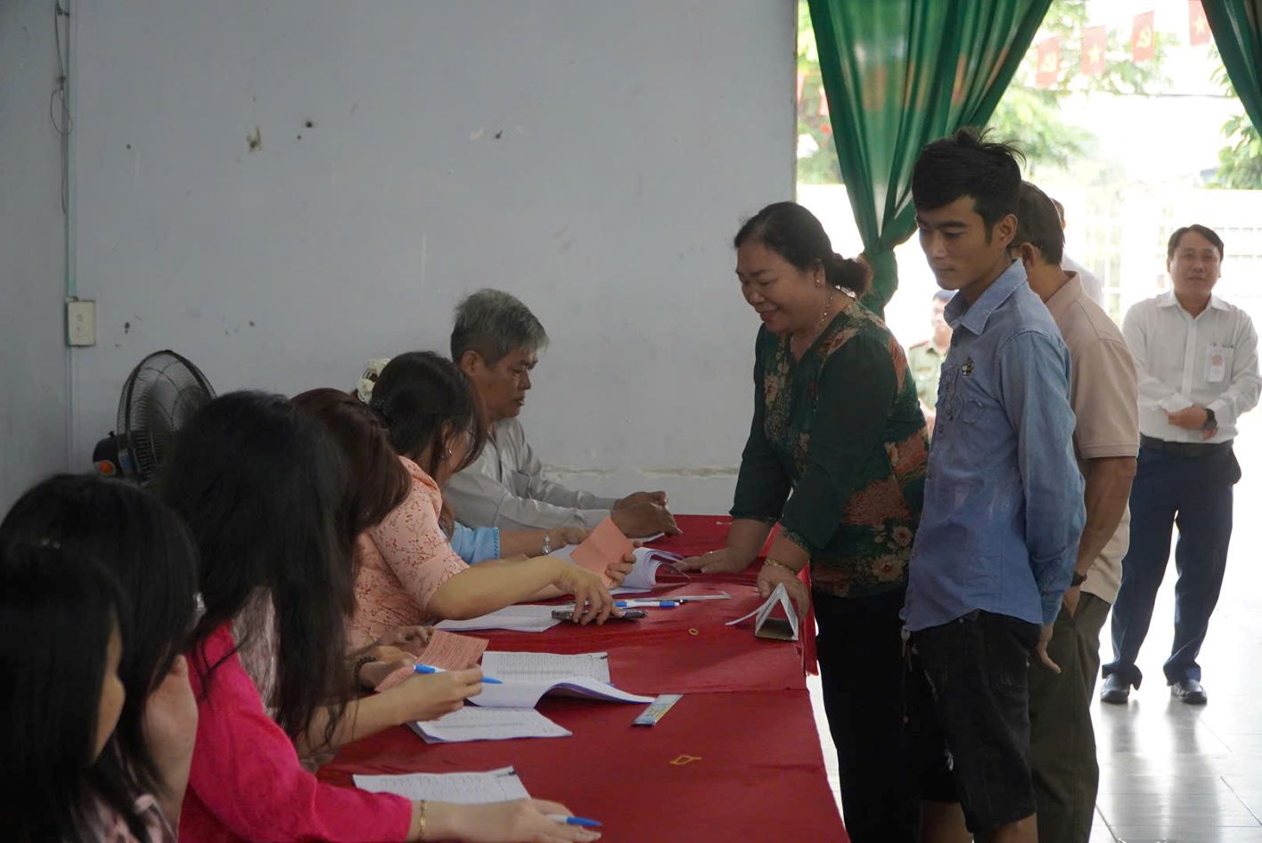 Người dân xếp hàng chờ làm thủ tục trước khi vào khu vực bỏ phiếu. Ảnh: Chân Phúc