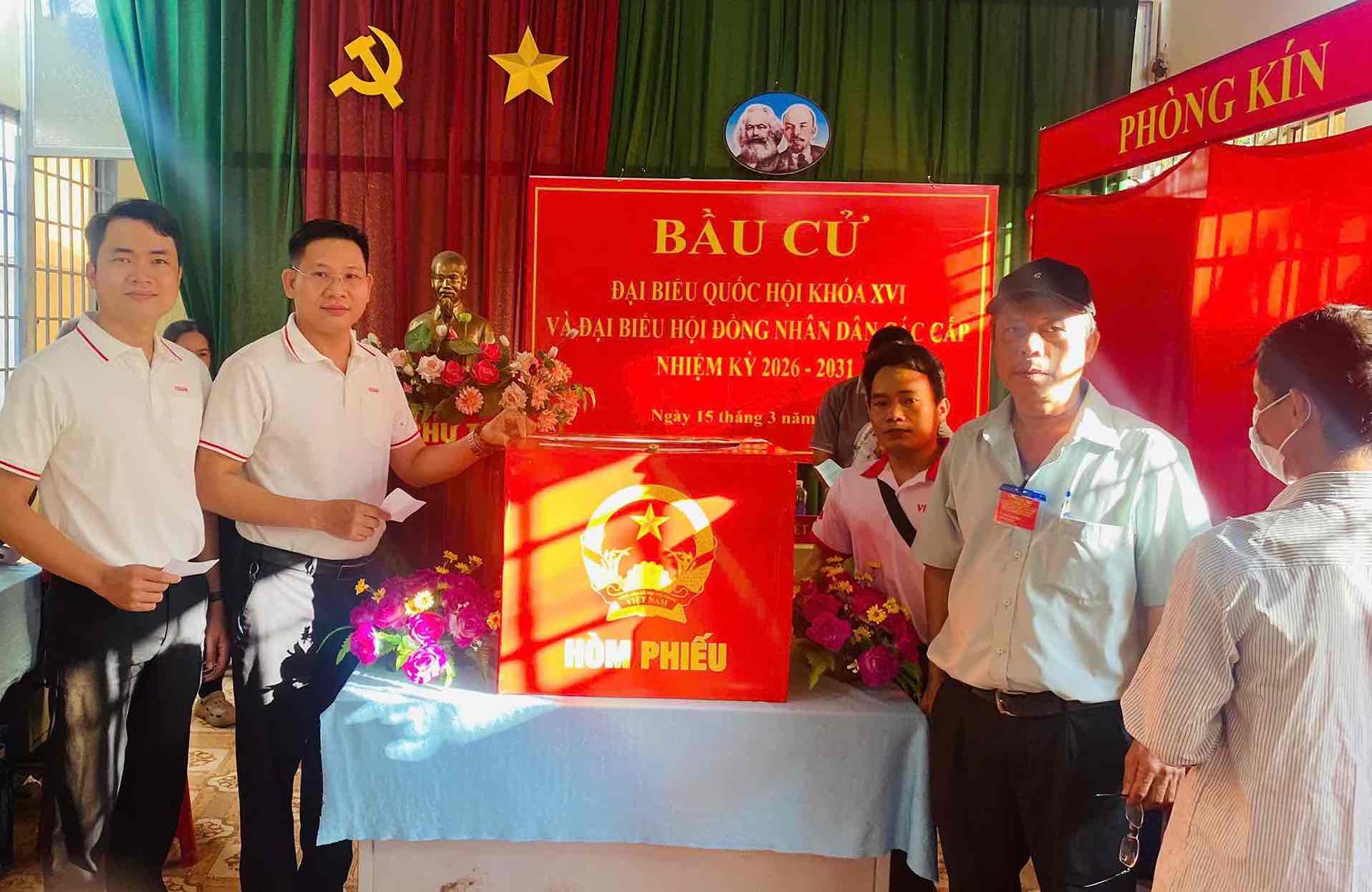 Công nhân lao động Công ty Cổ phần hữu hạn Vedan Việt Nam tham gia bỏ phiếu tại xã Phước Thái, tỉnh Đồng Nai trong sáng ngày 15.3. Ảnh: HAC