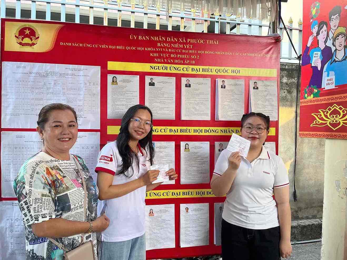 Công nhân lao động Đồng Nai háo hức đi bỏ phiếu bầu cử. Ảnh: HAC