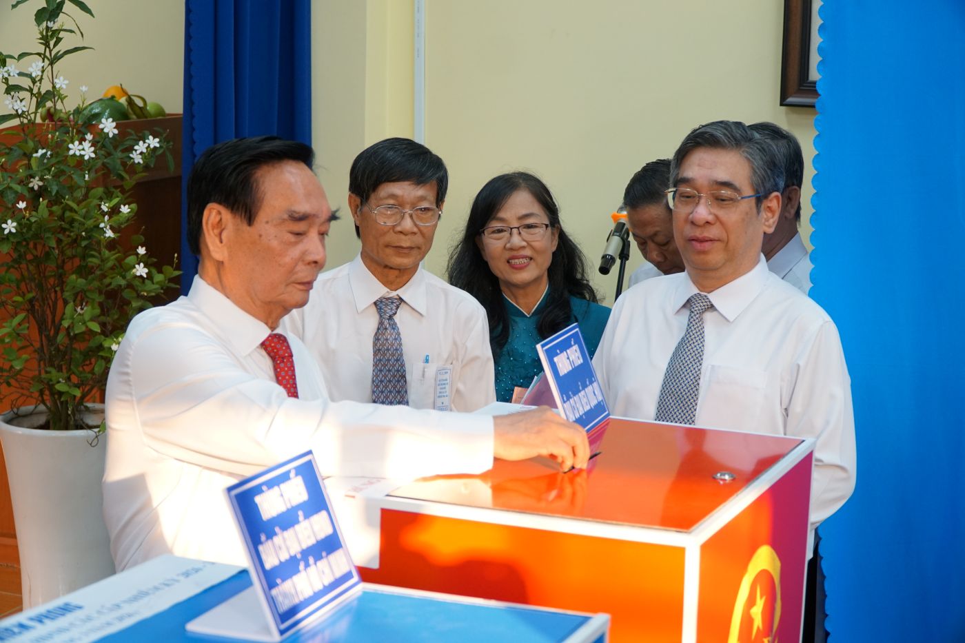 Nguyên Ủy viên Bộ Chính trị, nguyên Thường trực Ban Bí thư Lê Hồng Anh bỏ phiếu tại phường An Khánh, TPHCM. Ảnh: Thanh Chân