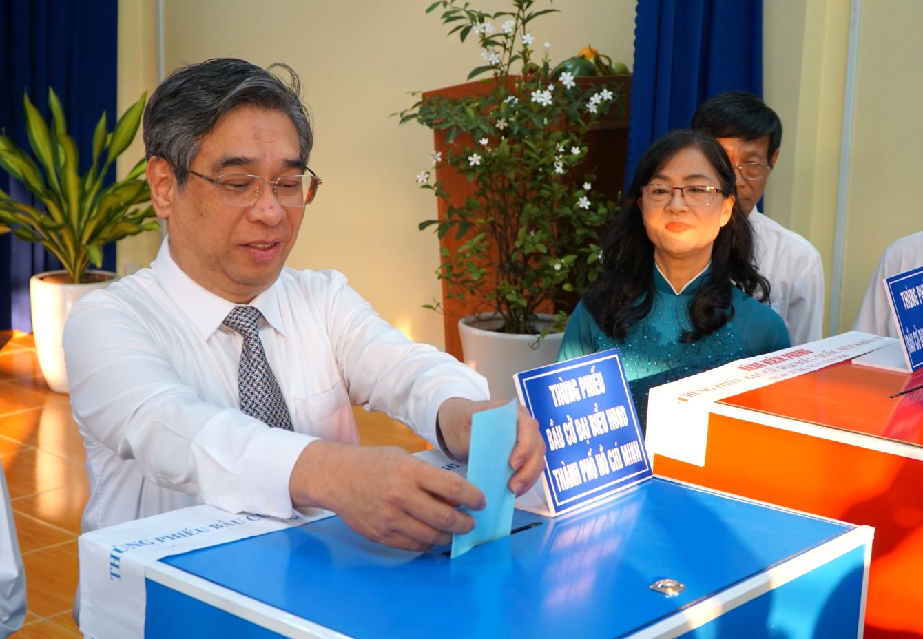 Ông Nguyễn Phước Lộc - Ủy viên Trung ương Đảng, Phó Bí thư Thành ủy, Chủ tịch Ủy ban MTTQ Việt Nam TPHCM bỏ phiếu tại phường An Khánh. Ảnh: Thanh Chân