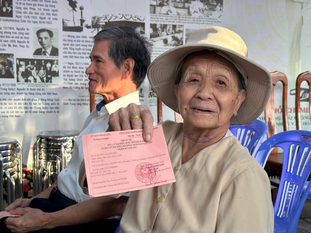 Bà Nguyễn Thị Chuông phấn khởi cầm lá phiếu trên tay. Ảnh: Minh Tâm