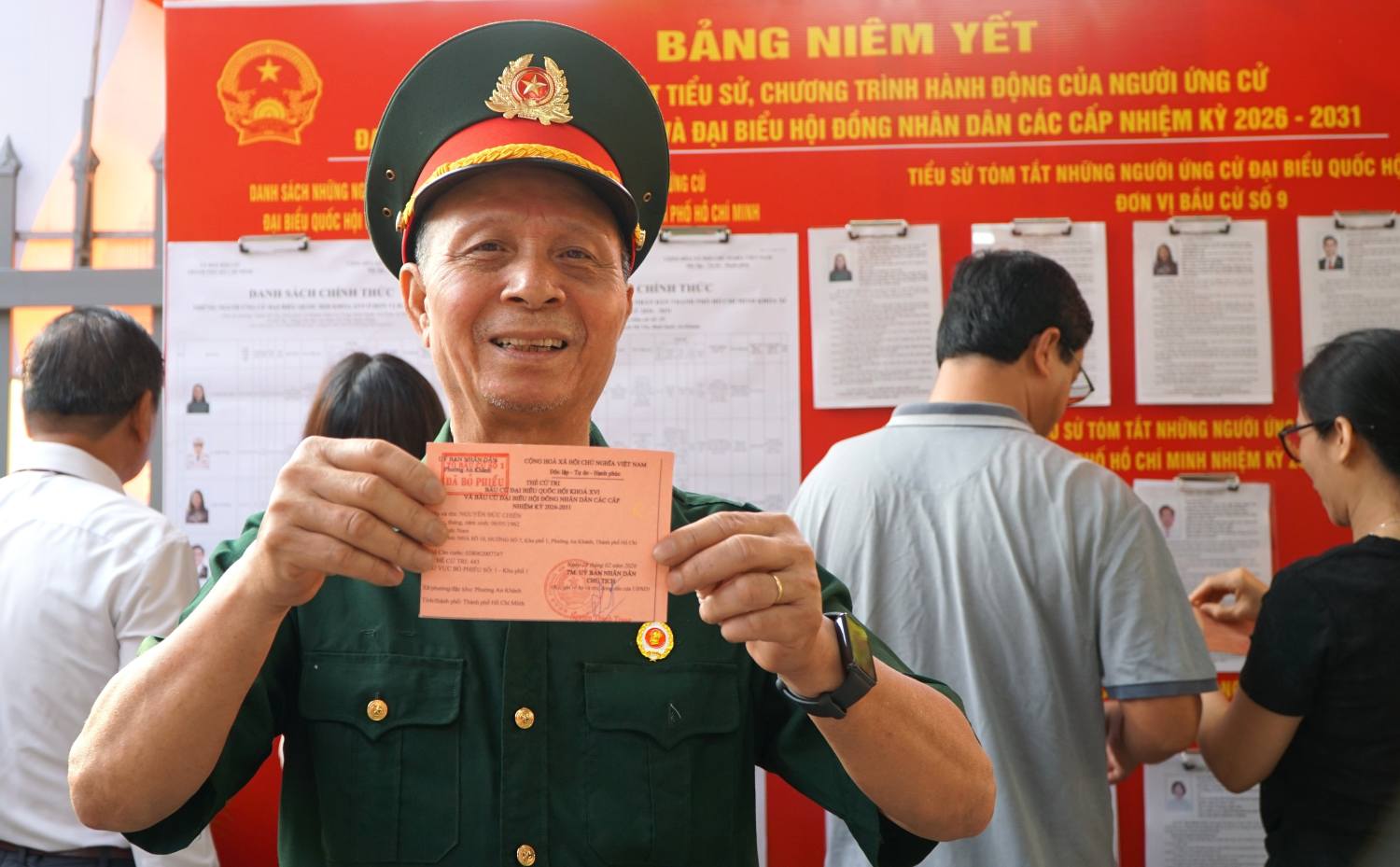 Người dân nô nức bỏ phiếu, chọn người đủ đức và tài. Ảnh: Thanh Chân