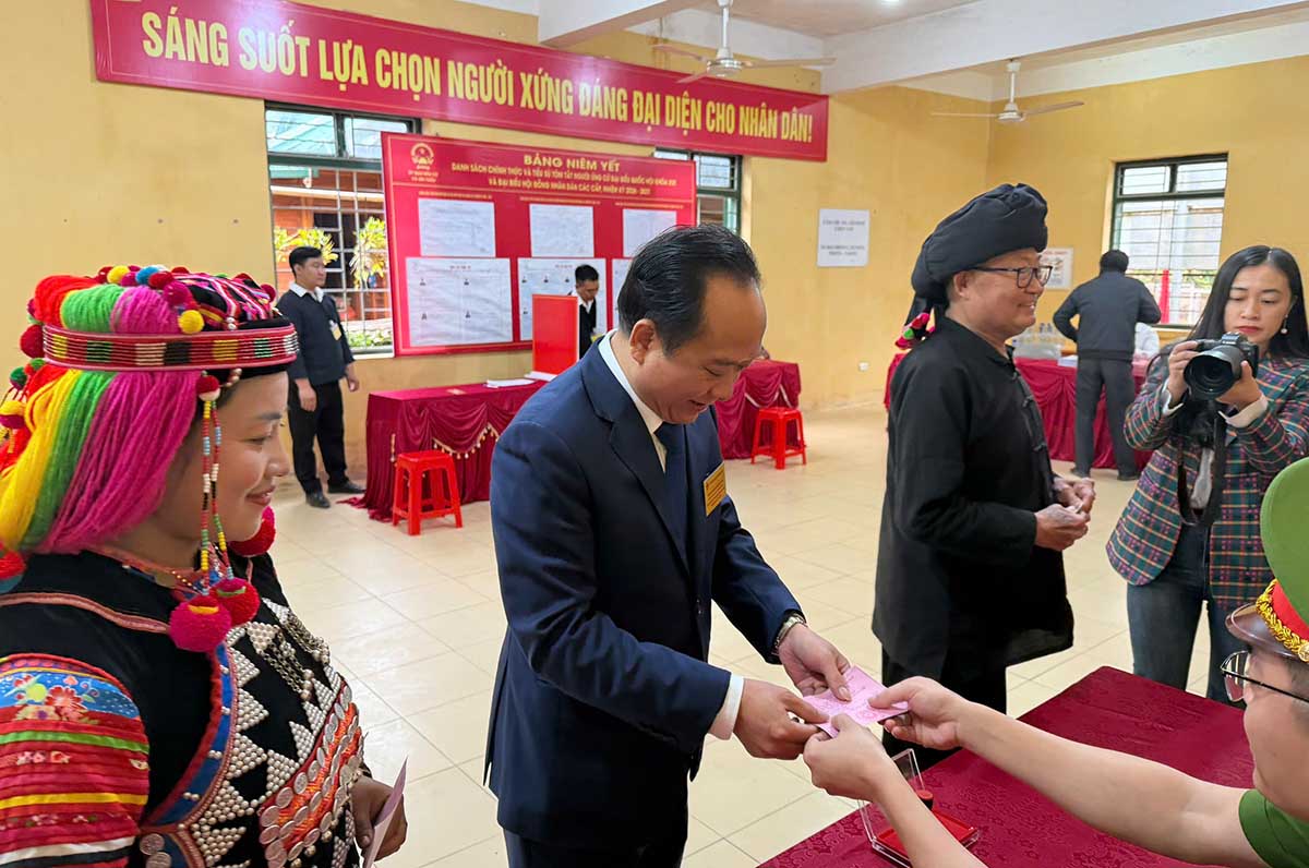 Ông Nguyễn Minh Phú - Phó Chủ tịch UBND tỉnh Điện Biên tham gia bỏ phiếu tại bản Tả Kố Khừ, xã Sín Thầu. Ảnh: Thanh Bình