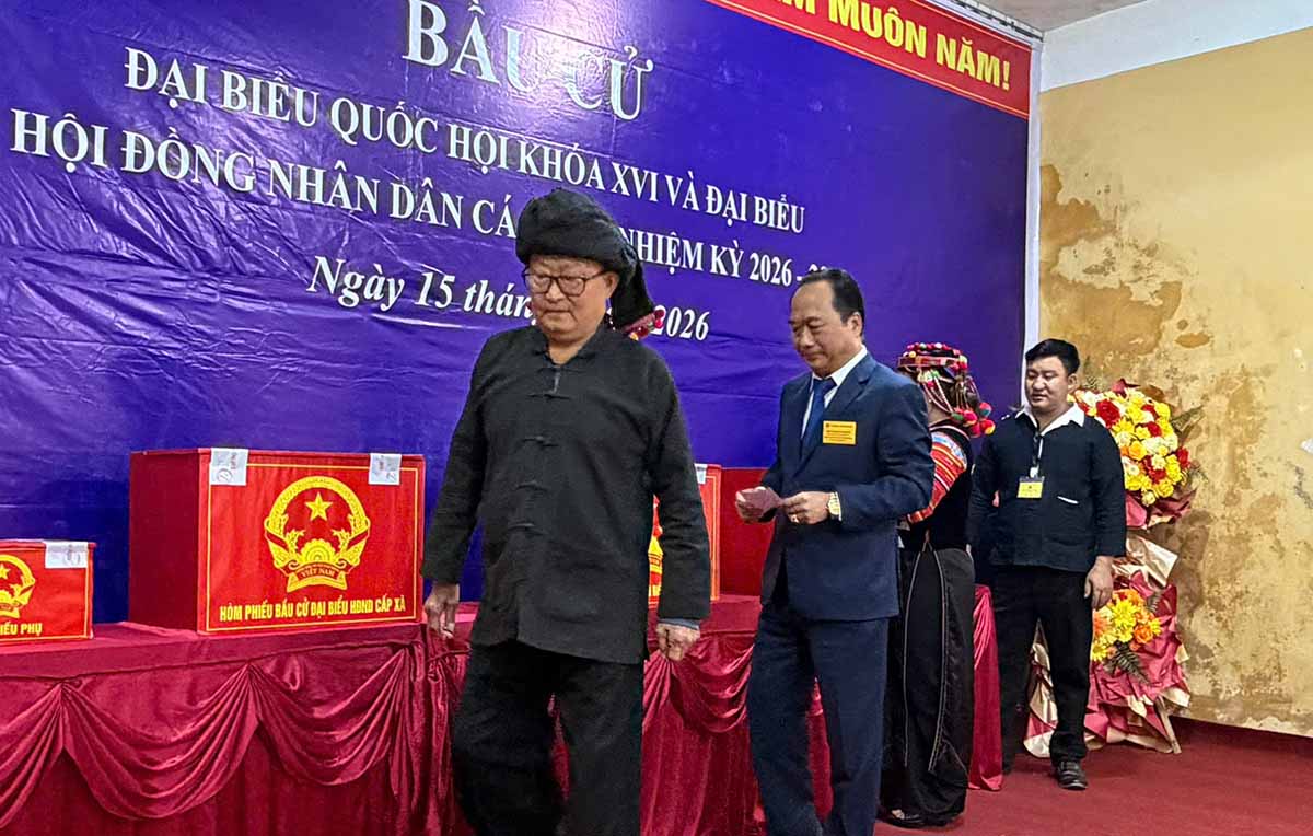 Ông Pờ Dần Sinh - nguyên lãnh đạo xã Sín Thầu đại diện cho người dân bỏ lá phiếu đầu tiên. Ảnh: Thanh Bình