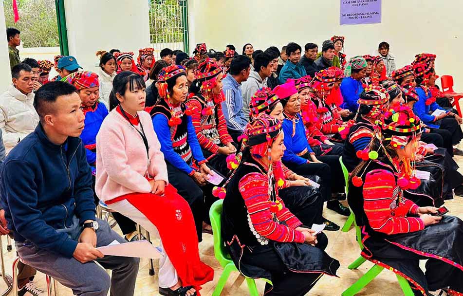 Cử tri xã Sín Thầu rực rỡ trong trang phục truyền thống của đồng bào các dân tộc. Ảnh: Thanh Bình