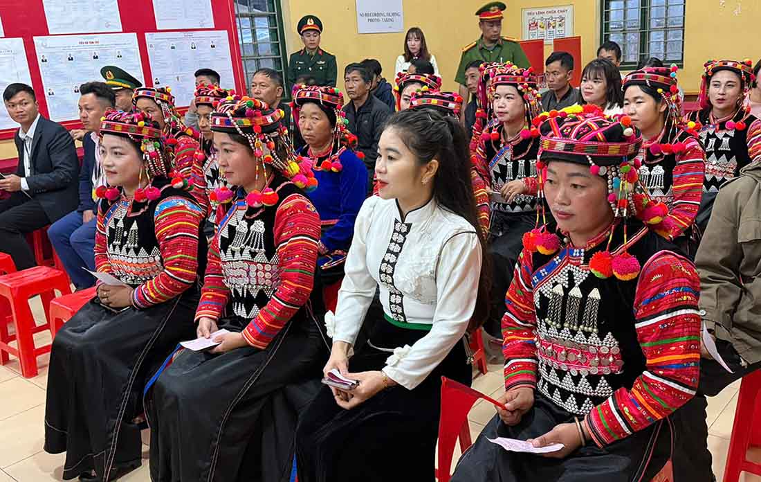 From early morning, more than 3,500 voters who are ethnic minorities of Sin Thau commune - the westernmost part of the Fatherland were present at the polling stations to participate in voting. Photo: Thanh Binh
