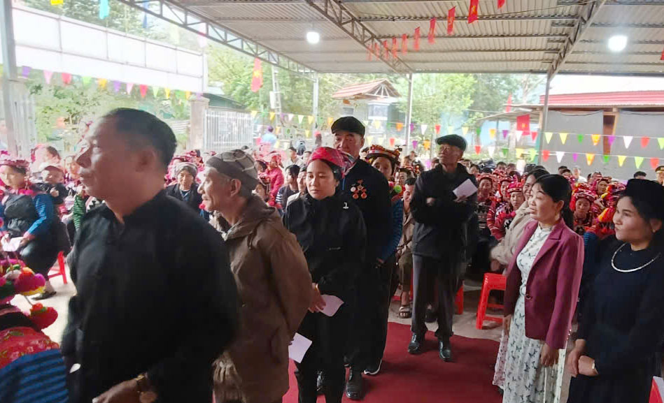 Người dân xã biên giới Sín Thầu, tỉnh Điện Biên đến các điểm bỏ phiếu từ rất sớm. Ảnh: Thanh Bình