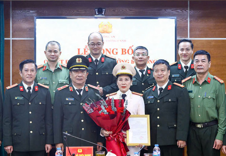 Colonel Nguyen Thi Thu Hang receives the appointment decision. Photo: K.Ha