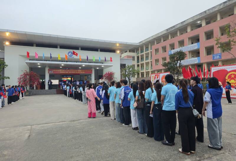 Các cử tri xếp hàng đi bỏ phiếu. Ảnh: Đặng Vũ