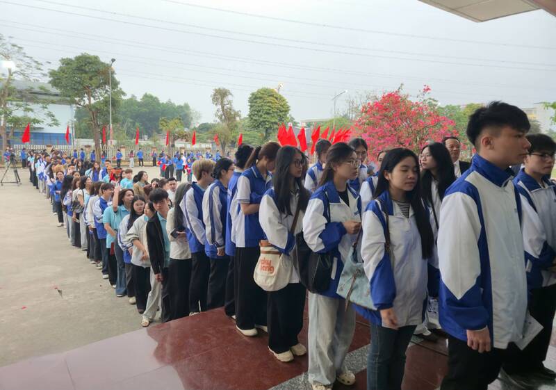 Đông đảo cử tri là sinh viên đi bỏ phiếu bầu ĐBQH và đại biểu HĐND các cấp. Ảnh: Đặng Vũ