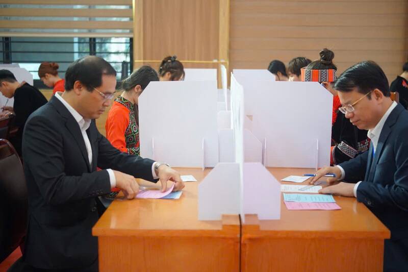 Bí thư Tỉnh ủy Trịnh Xuân Trường (bên trái) thực hiện bỏ phiếu. Ảnh: Đặng Vũ