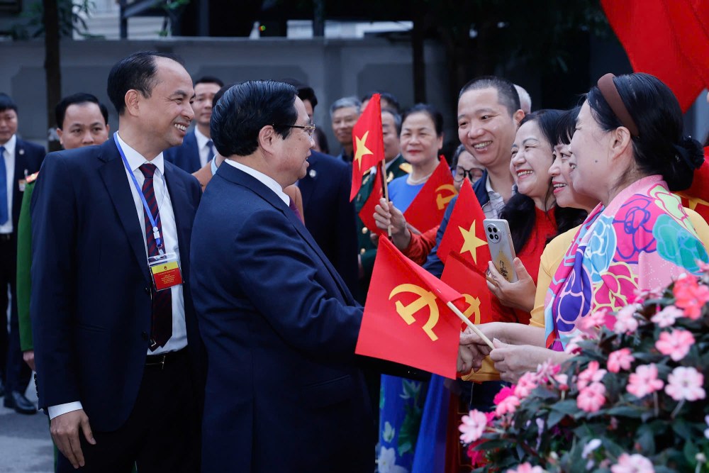 Prime Minister Pham Minh Chinh arrives at Voting area No. 21, Tay Ho ward, Hanoi city. Photo: Hai Nguyen