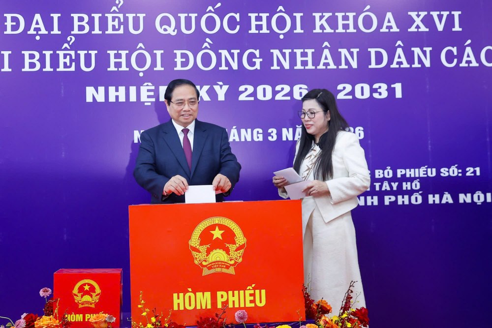 Thủ tướng Chính phủ Phạm Minh Chính và Phu nhân thực hiện quyền và nghĩa vụ công dân, bỏ phiếu lựa chọn những người xứng đáng nhất làm đại biểu Quốc hội khóa XVI và đại biểu HĐND các cấp nhiệm kỳ 2026-2031. Ảnh: VGP/Nhật Bắc