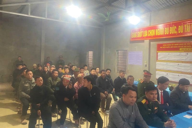 Cử tri xã biên giới A Mú Sung - Nơi con sông Hồng chảy vào đất Việt phấn khởi đến các khu vực bỏ phiếu từ sáng sớm. Ảnh: Đinh Đại