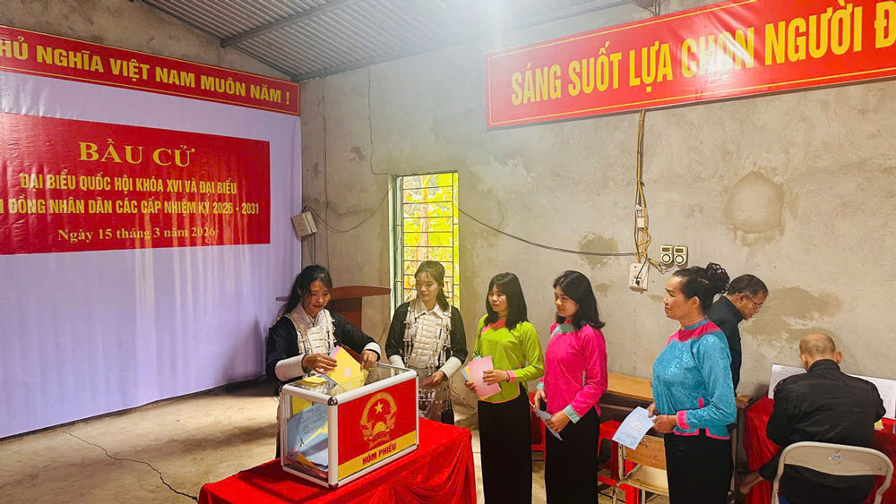 Đồng bào các dân tộc ở Bát Xát đi bầu cử.