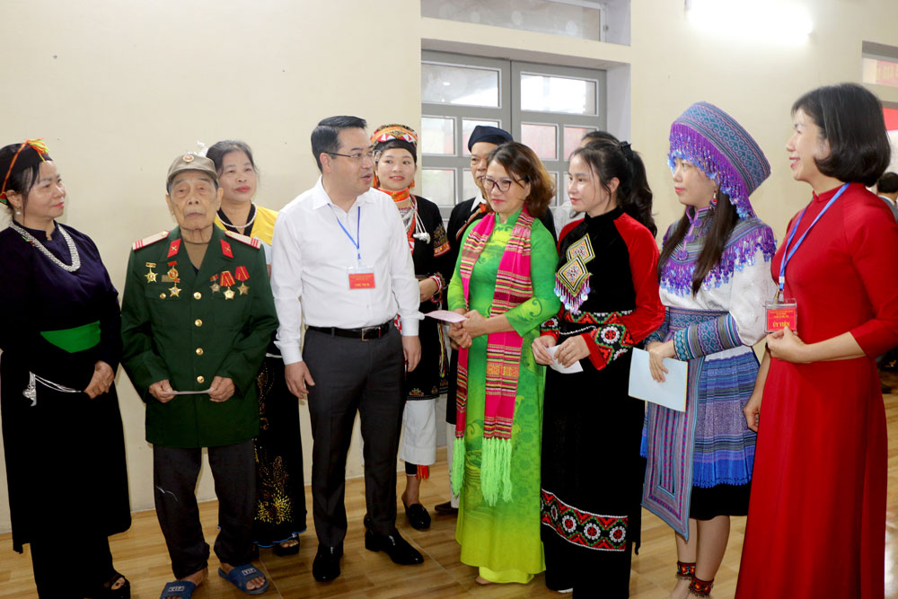 Chủ tịch UBND tỉnh Lào Cai Nguyễn Tuấn Anh dự khai mạc và bỏ phiếu bầu cử tại xã Yên Bình