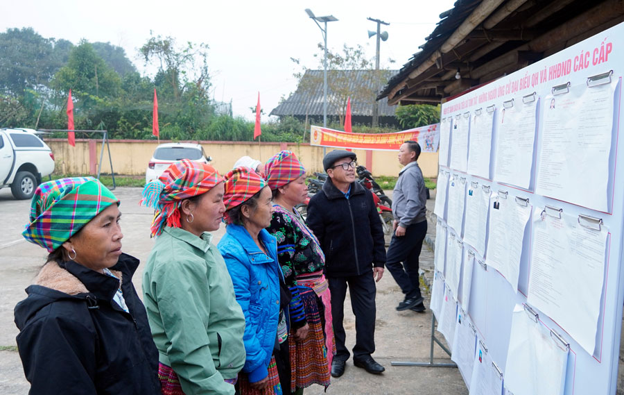 Cùng với gần 1,2 triệu cử tri tỉnh Lào Cai, ngay từ rất sớm, 535 cử tri của thôn Pang Cáng - thôn đặc biệt khó khăn vùng cao của xã Văn Chấn