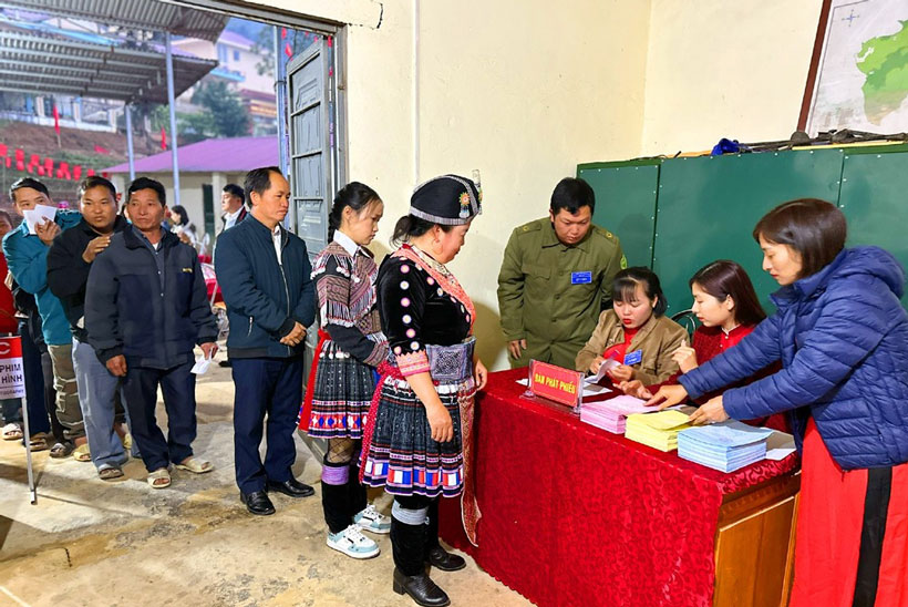 Những phụ nữ Mông mặc trang phục đẹp tham gia ngày hội non sông.