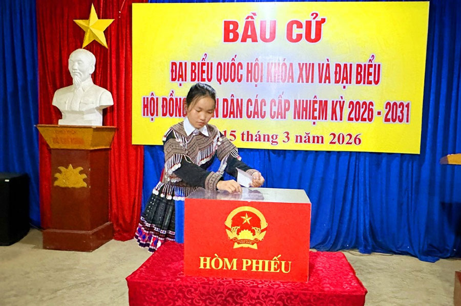 Nữ cử tri dân tộc Mông lần đầu tiên tham gia bầu cử đại biểu Quốc hội và HĐND các cấp.