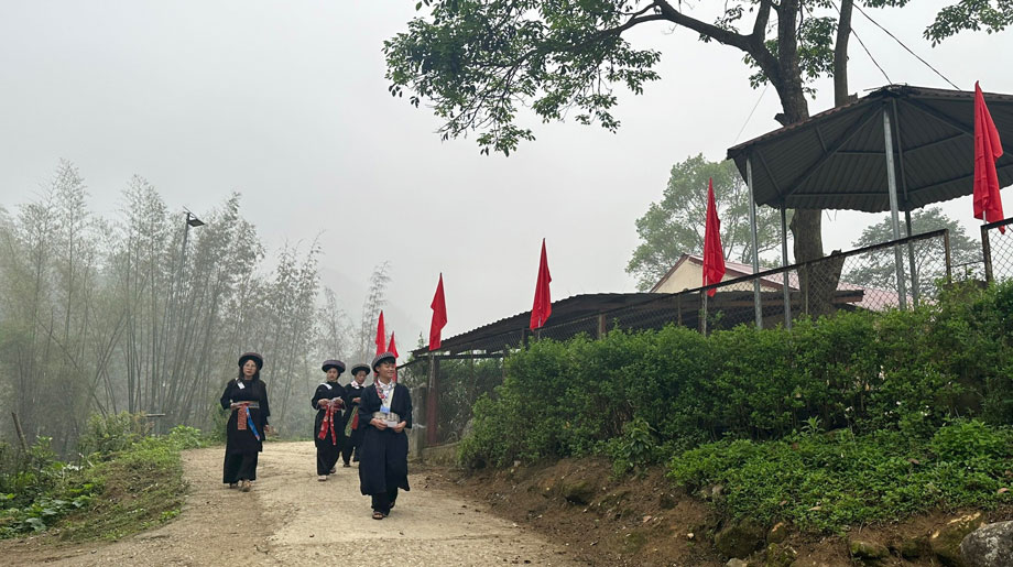 Bà con Mông xanh đến khu vực bỏ phiếu số 1.