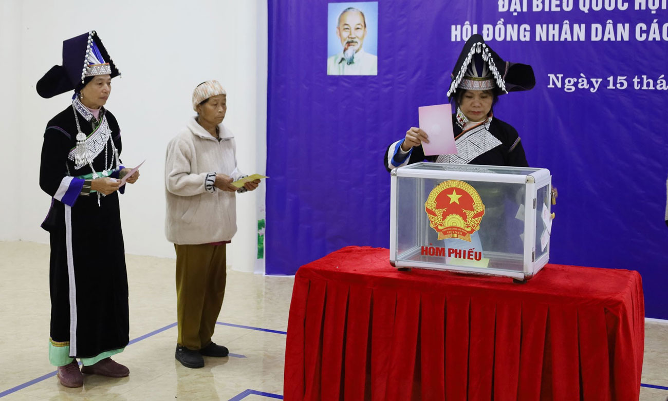 Cử tri Pa Dí ở thôn Lũng Pâu bỏ phiếu bầu cử, gửi gắm niềm tin và kỳ vọng vào các đại biểu được lựa chọn. Ảnh: Đinh Đại