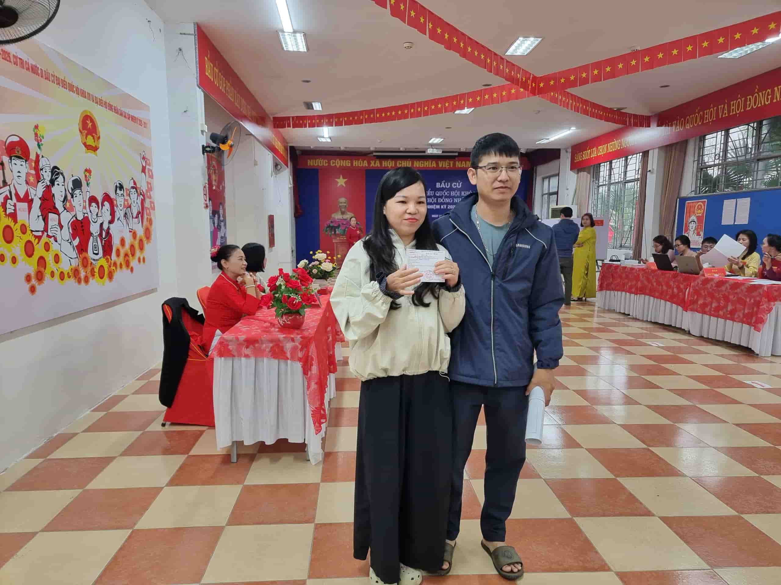 Công nhân tham gia bầu cử ở Tổ số 15. Ảnh: Minh Hương.