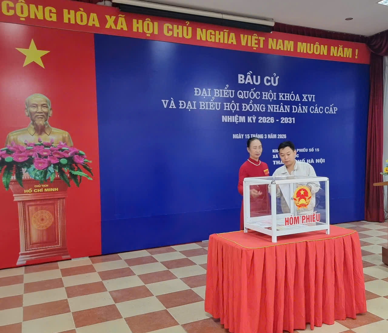 Anh Quân - cử tri Tổ bỏ phiếu số 15 xã Thiên Lộc tham gia bỏ phiếu. Ảnh: Minh Hương.