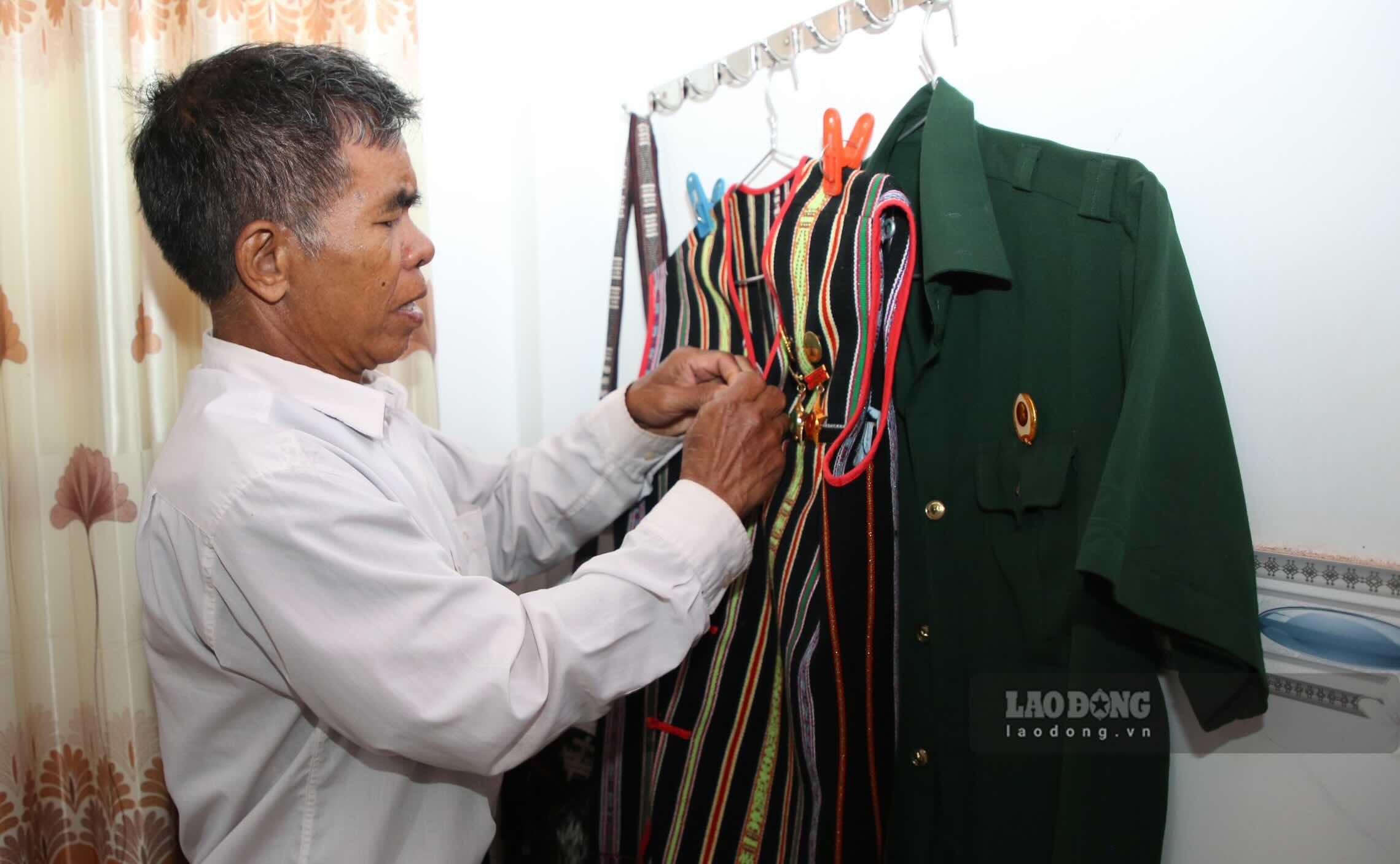 Buôn Bu Nung, xã Quảng Trực (tỉnh Lâm Đồng) nằm sát biên giới Việt Nam - Campuchia. Từ sáng sớm 15.3, già làng Điểu Sranh (67 tuổi) đã chuẩn bị trang phục truyền thống để đi bỏ phiếu.