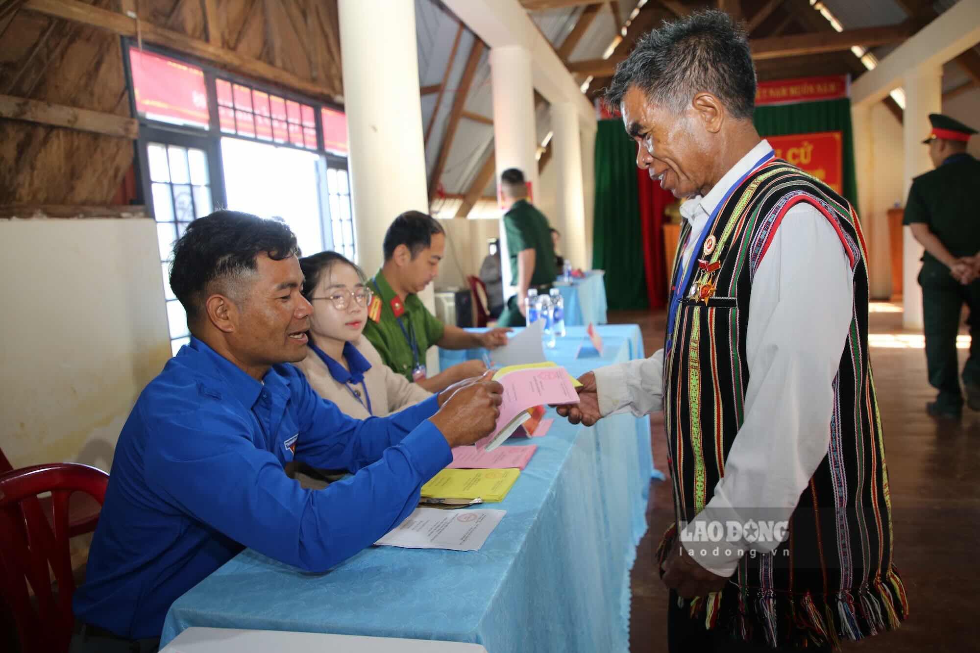 Sau khi nghiên cứu thông tin các ứng cử viên, già làng Điểu Sranh cẩn trọng thực hiện quyền công dân của mình. Ảnh: Sáng Tuấn