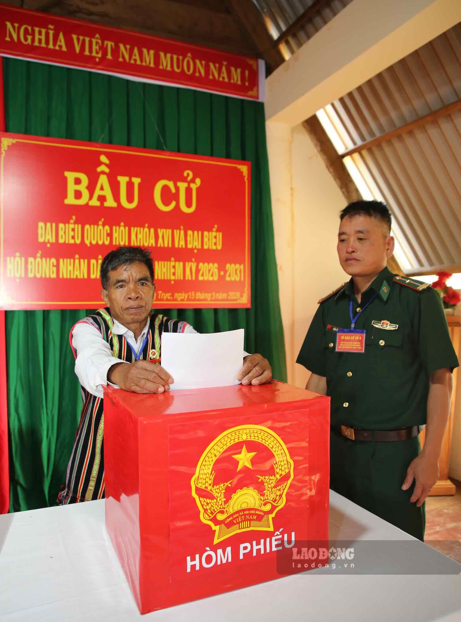 Trong không khí trang nghiêm tại khu vực bỏ phiếu, già làng Điểu Sranh cẩn trọng bỏ lá phiếu vào hòm phiếu. Ảnh: Sáng Tuấn