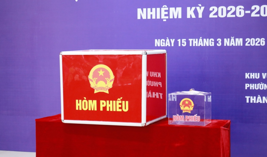 Ngay từ sáng sớm, công tác chuẩn bị cho bầu cử đã diễn ra. Ảnh: Thanh Nga