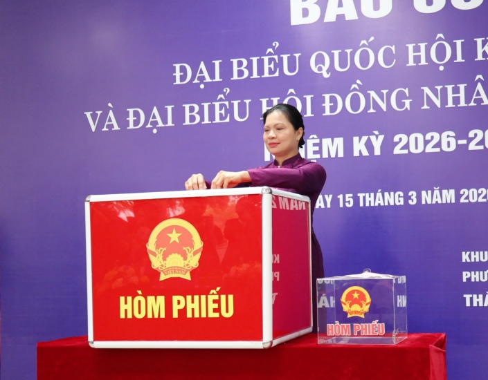 Mme Ha Thi Nga, membre du Comité central du Parti, secrétaire adjointe permanente du Comité du Parti du Front de la Patrie, des organisations centrales, vice-présidente - secrétaire générale du Comité central du Front de la Patrie du Vietnam exerce le droit de vote. Photo: Thanh Nga
