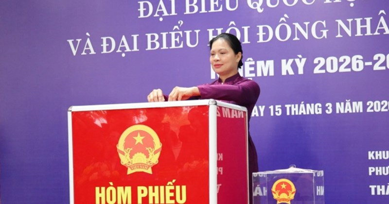 Phó Chủ tịch Hà Thị Nga bỏ phiếu tại Hà Nội