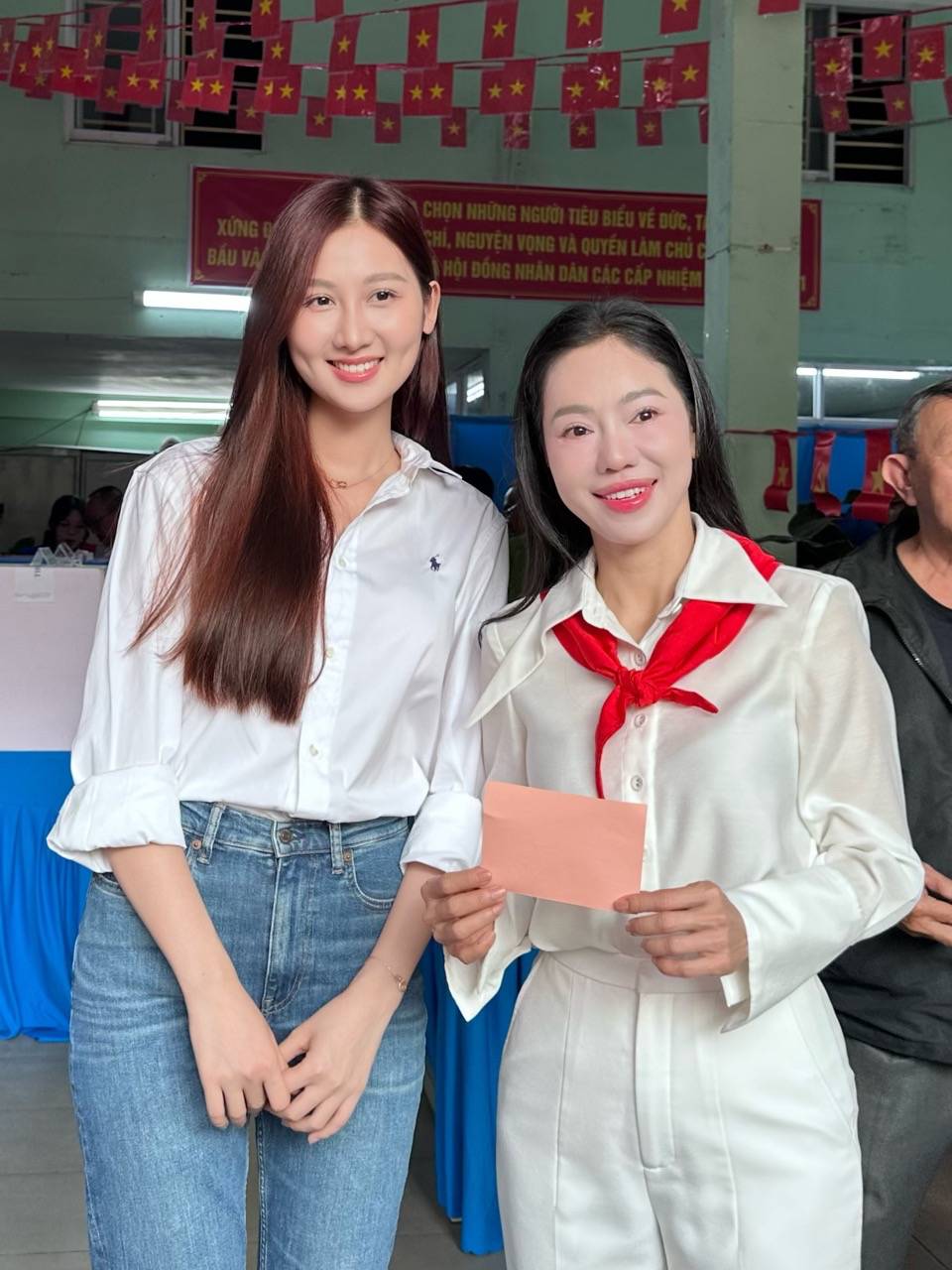 Từ trái qua: Hoa hậu Quế Anh, CEO Phạm Kim Dung.