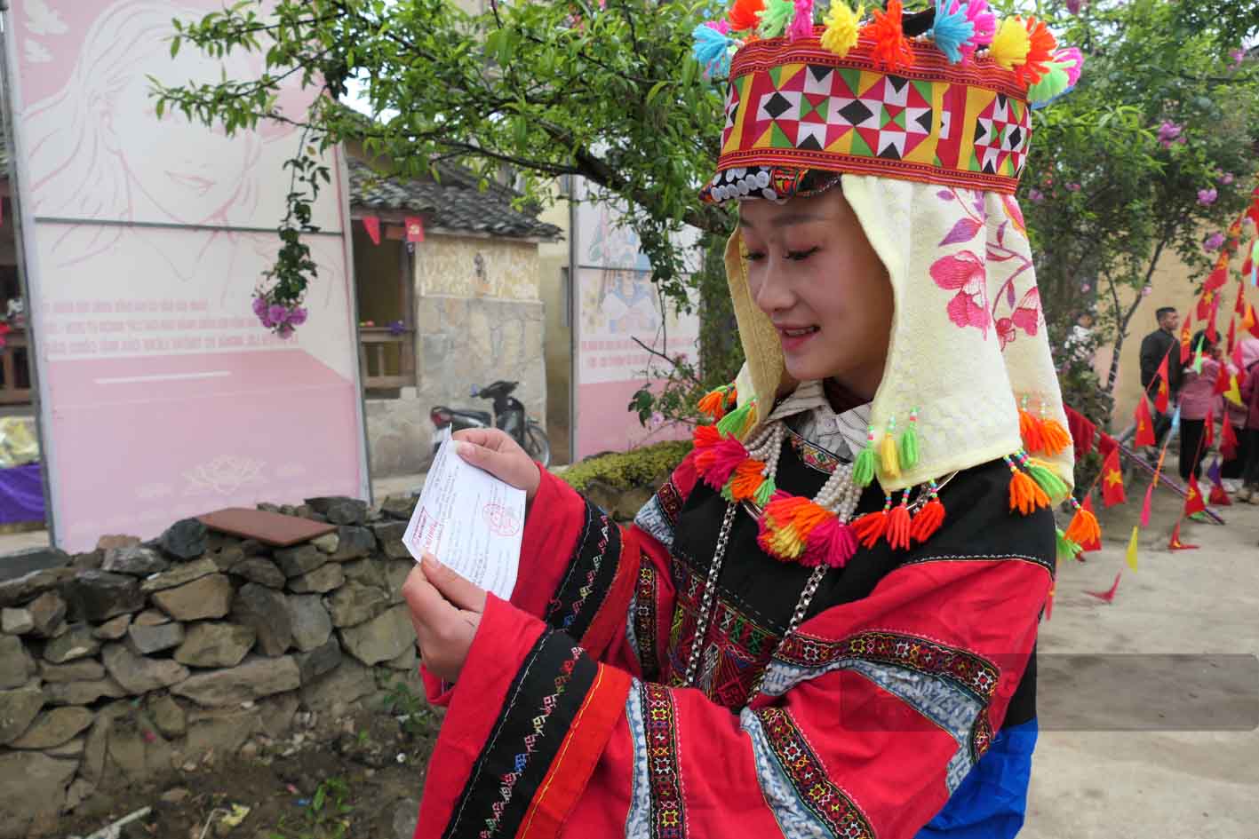 Niềm tin và sự kỳ vọng được gửi trao tới những đại biểu dân cử thông qua lá phiếu. Ảnh: Nguyễn Tùng.