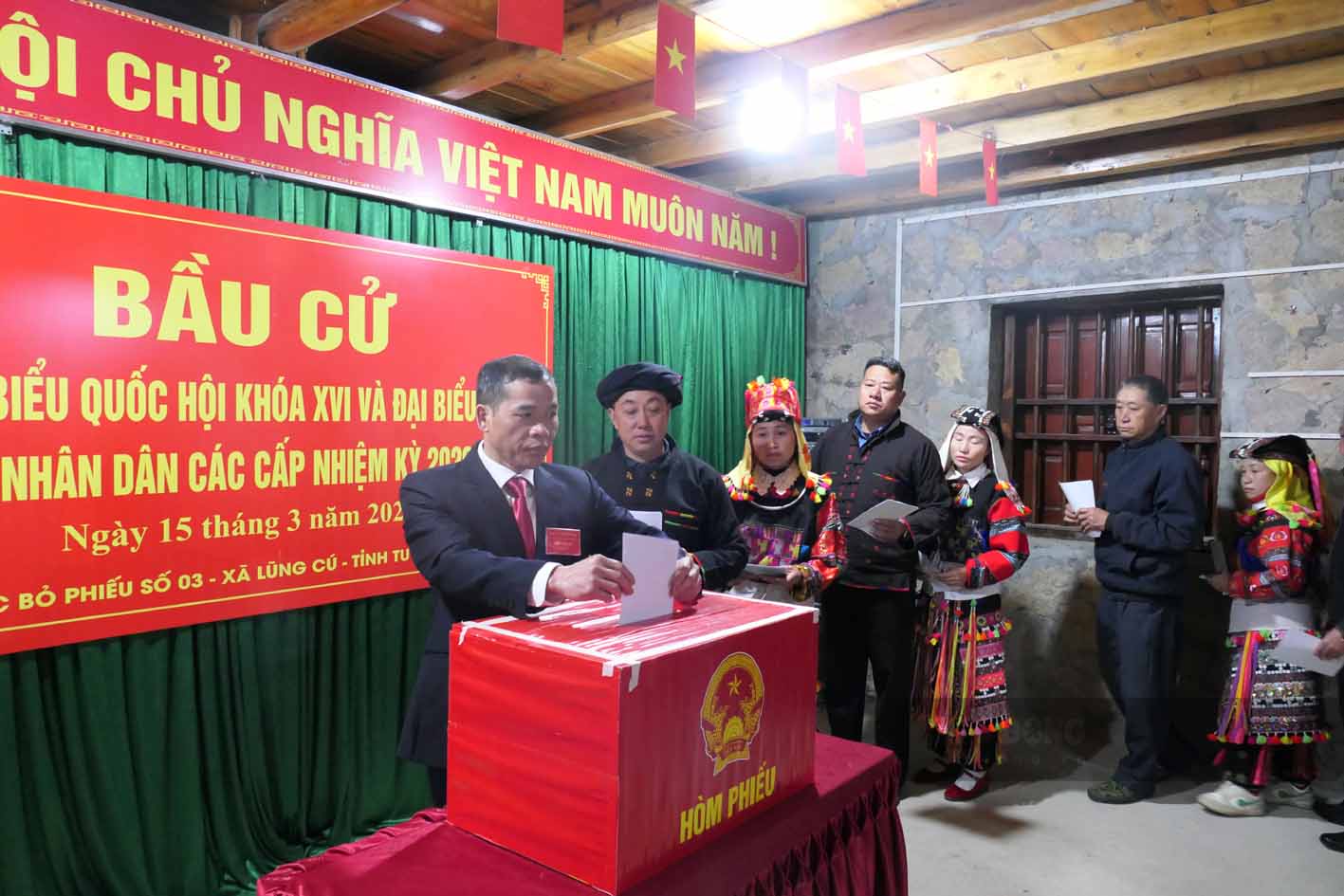 Anh Sình Gỉ Gai - Trưởng thôn Lô Lô Chải cho biết, từ nhiều ngày qua bà con đã được tuyên truyền rất kỹ về bầu cử, ai cũng mong chờ đến ngày được cầm lá phiếu đi thực hiện quyền công dân của mình với niềm tin, kỳ vọng vào sự đổi mới của quê hương, đất nước.