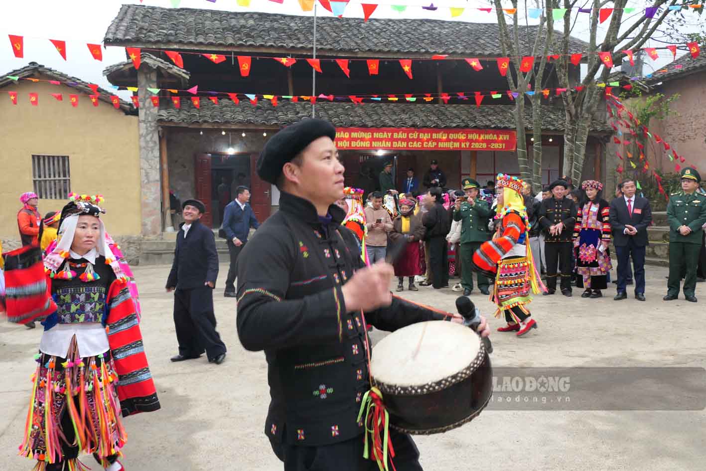 Vũ điệu truyền thống của người Lô Lô sống dưới chân cột cờ Lũng Cú vang lên trong ngày bầu cử như thể hiện niềm tin, khí thế mới. Ảnh: Nguyễn Tùng.