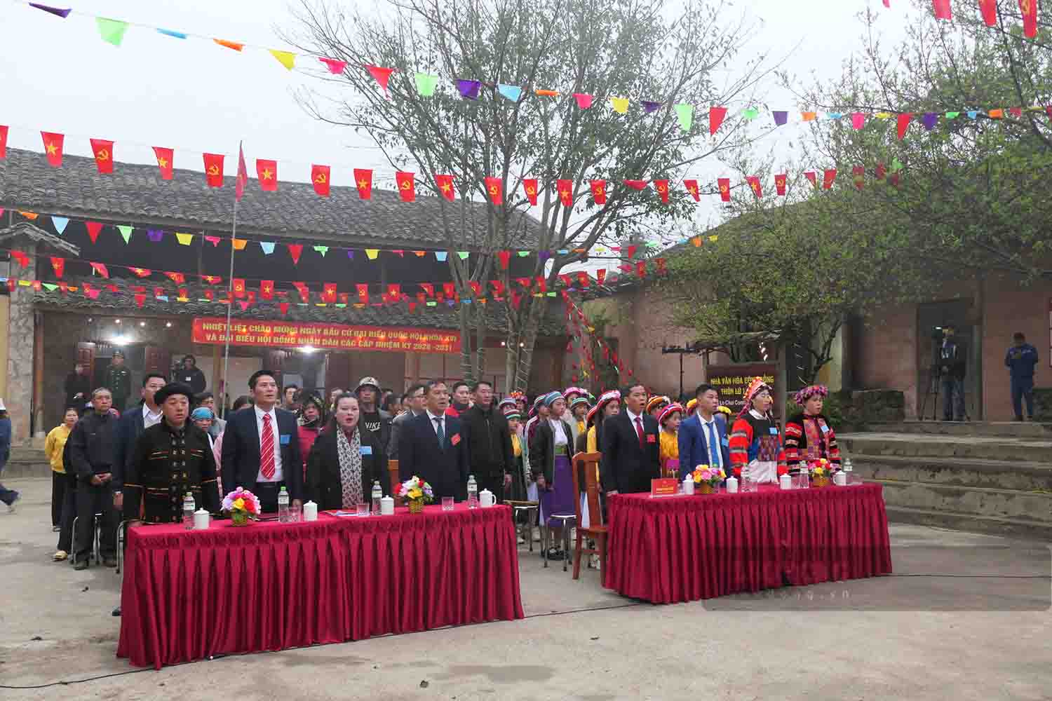 Tại khu vực bỏ phiếu số 03 của xã Lũng Cú, điểm bầu cử được đặt tại làng Lô Lô Chải, không khí trở nên thiêng liêng xúc động hơn khi Quốc ca được vang lên trước giờ bầu cử. Ảnh: Nguyễn Tùng.