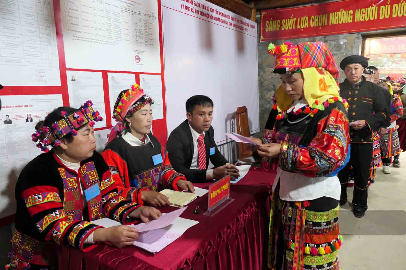 Xã Lũng Cú sau sáp nhập với 12 dân tộc cùng sinh sống, trong đó chủ yếu là người Mông, Lô Lô, Tày, Pu Péo...đồng bào đều ý thức cao về quyền và nghĩa vụ công dân của mình.