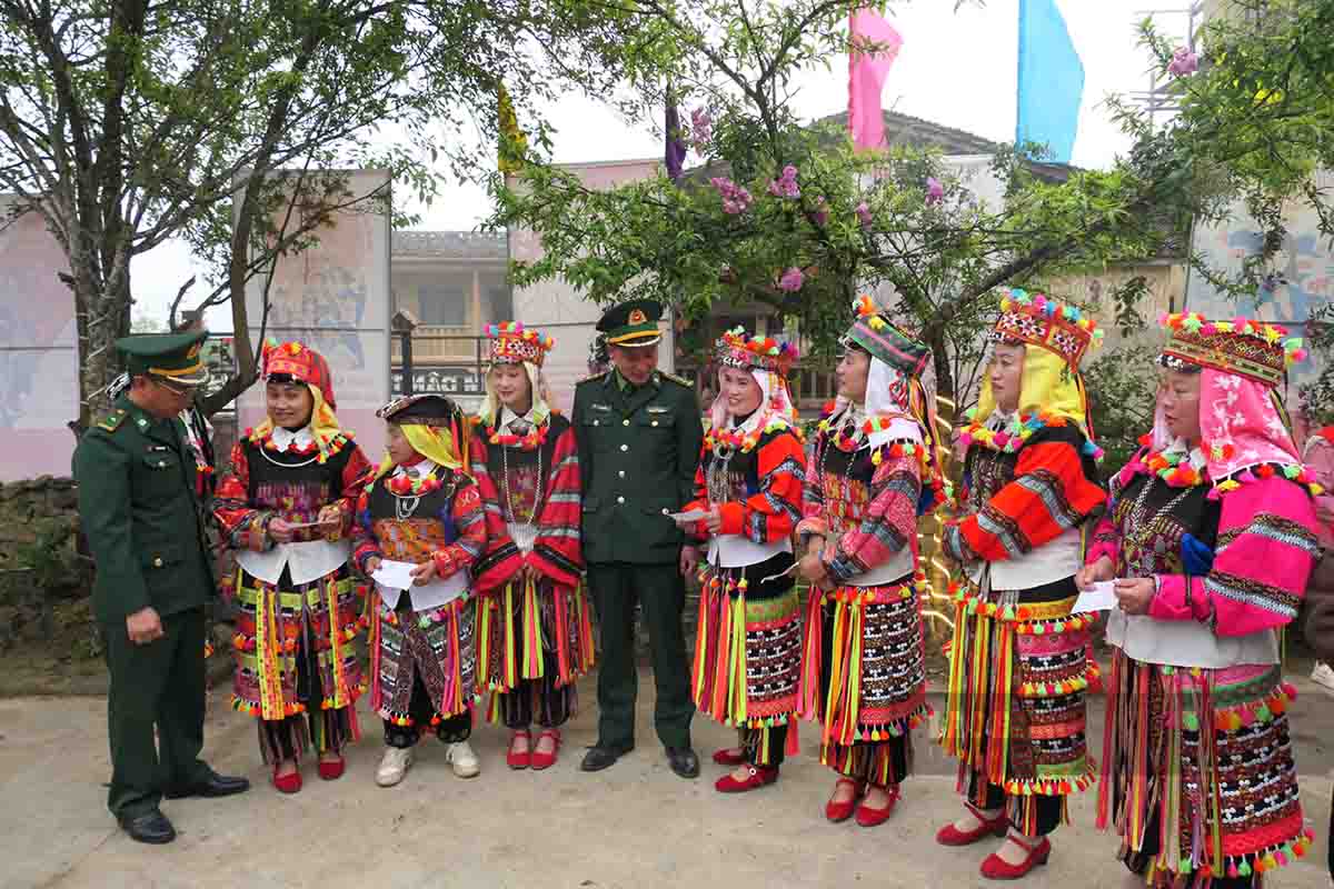 Ở nơi biên cương, tình quân dân thắm thiết cùng nhau giữ vững chủ quyền Tổ quốc. Ảnh: Nguyễn Tùng.