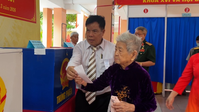 100-year-old woman in Ho Chi Minh City wakes up at 5 am to vote