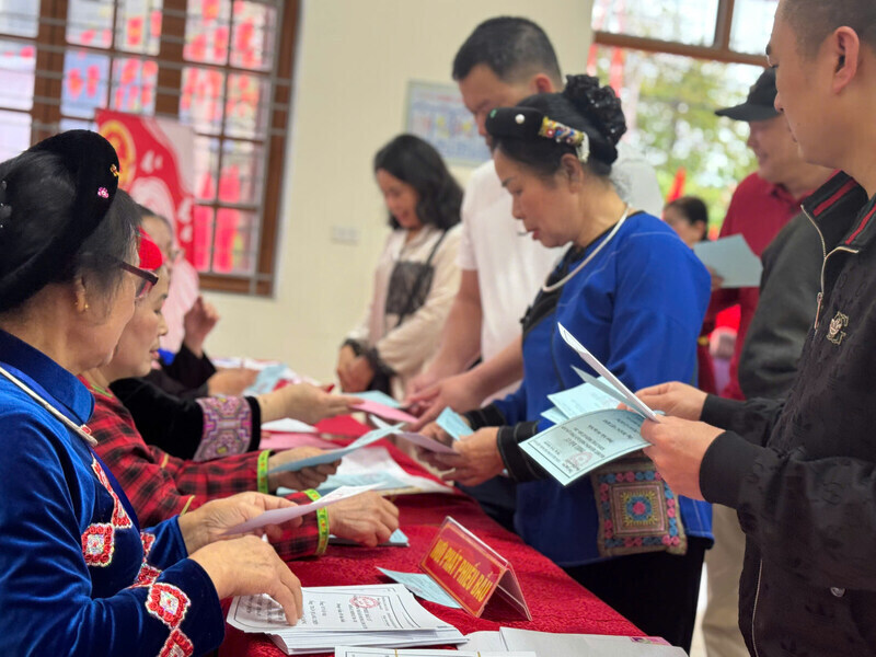 People excitedly and excitedly go to the polls. Photo: Khanh Linh