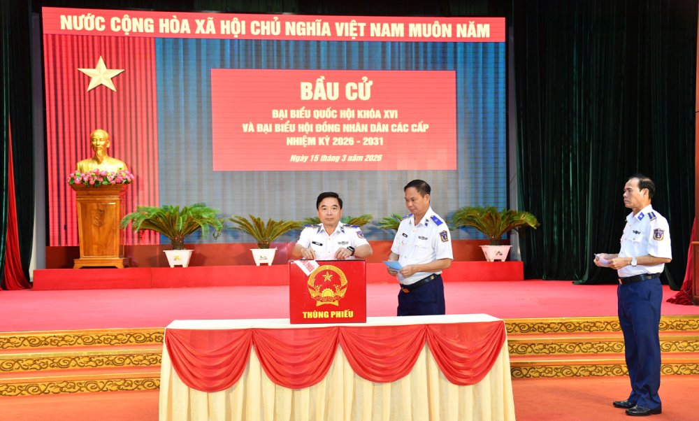 Thủ trưởng Bộ Tư lệnh Vùng Cảnh sát biển 4 bỏ phiếu bầu cử. Ảnh: Đức Thái