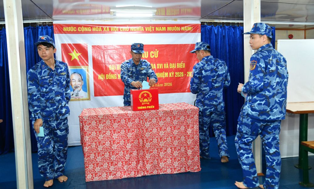 Các tàu thực hiện nhiệm vụ trên biển tiến hành bầu cử. Ảnh: Đức Thái