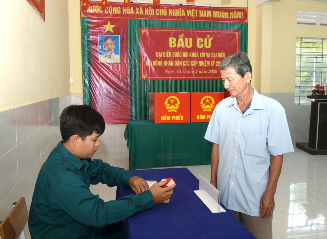 Cử tri xã Đại Hải (TP Cần Thơ) phấn khởi tham gia ngày hội bầu cử. Ảnh: Chí Bảo