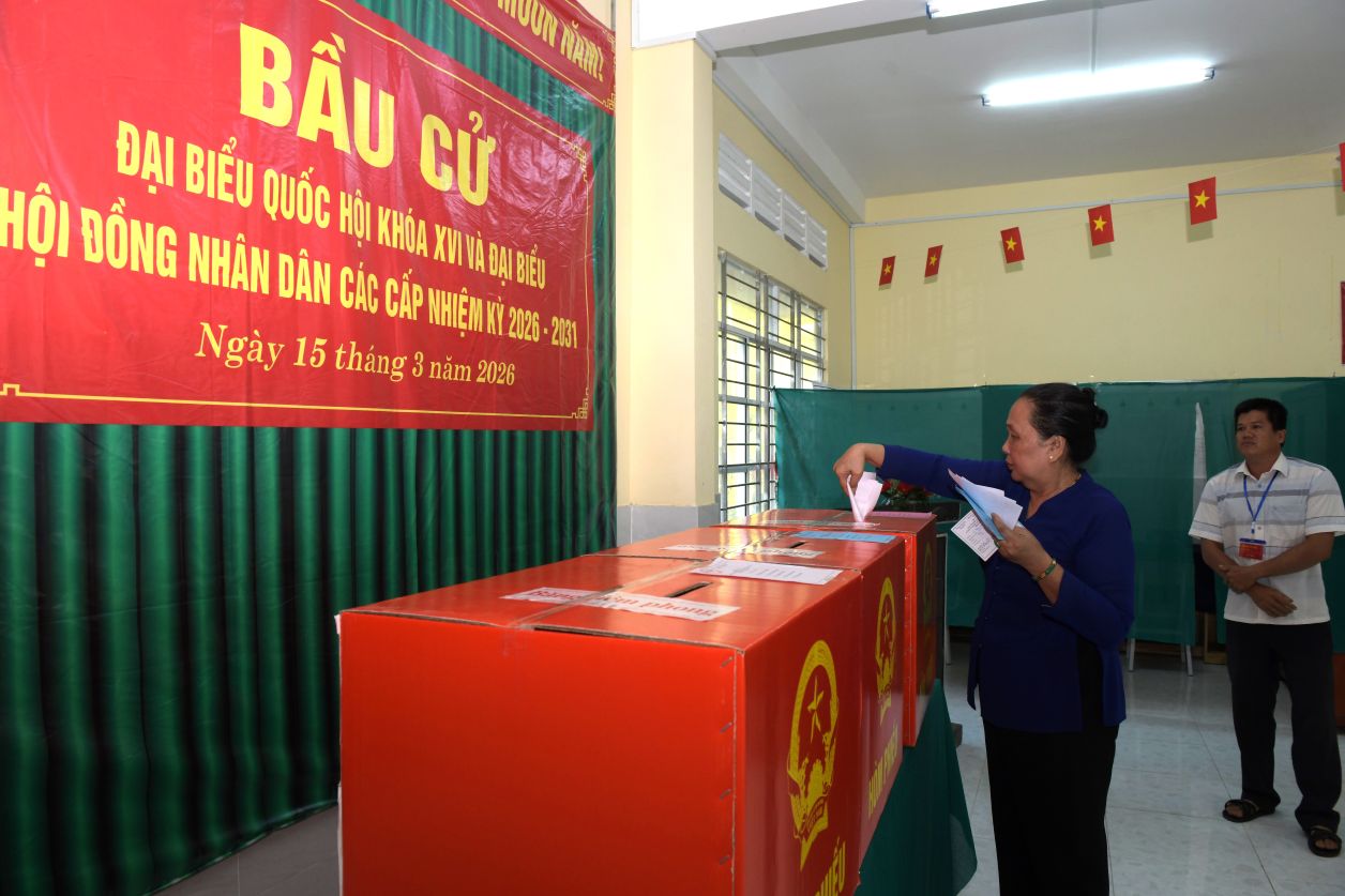Cử tri xã Đại Hải (TP Cần Thơ) tham gia bỏ phiếu từ sớm trong ngày bầu cử 15.3. Ảnh: Chí Bảo